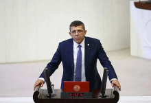 İYİ Parti Denizli Milletvekili Yasin Öztürk, Türkiye Büyük Millet Meclisi Genel Kurul salonunda TBMM kürsüsünde konuşma yaparken görülüyor. Üzerinde koyu renk takım elbise, beyaz gömlek ve desenli bir kravat bulunuyor. Kürsünün ön yüzünde TBMM amblemi yer alıyor; iki mikrofon ve dijital süre ekranı dikkat çekiyor. Arka planda Genel Kurul’un sade, açık renkli duvarları ve oturum düzenine ait masalar görülüyor.