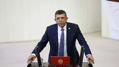 İYİ Parti Denizli Milletvekili Yasin Öztürk, Türkiye Büyük Millet Meclisi Genel Kurul salonunda TBMM kürsüsünde konuşma yaparken görülüyor. Üzerinde koyu renk takım elbise, beyaz gömlek ve desenli bir kravat bulunuyor. Kürsünün ön yüzünde TBMM amblemi yer alıyor; iki mikrofon ve dijital süre ekranı dikkat çekiyor. Arka planda Genel Kurul’un sade, açık renkli duvarları ve oturum düzenine ait masalar görülüyor.