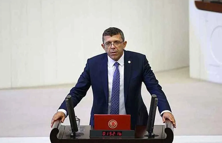 İYİ Parti Denizli Milletvekili Yasin Öztürk, Türkiye Büyük Millet Meclisi Genel Kurul salonunda TBMM kürsüsünde konuşma yaparken görülüyor. Üzerinde koyu renk takım elbise, beyaz gömlek ve desenli bir kravat bulunuyor. Kürsünün ön yüzünde TBMM amblemi yer alıyor; iki mikrofon ve dijital süre ekranı dikkat çekiyor. Arka planda Genel Kurul’un sade, açık renkli duvarları ve oturum düzenine ait masalar görülüyor.