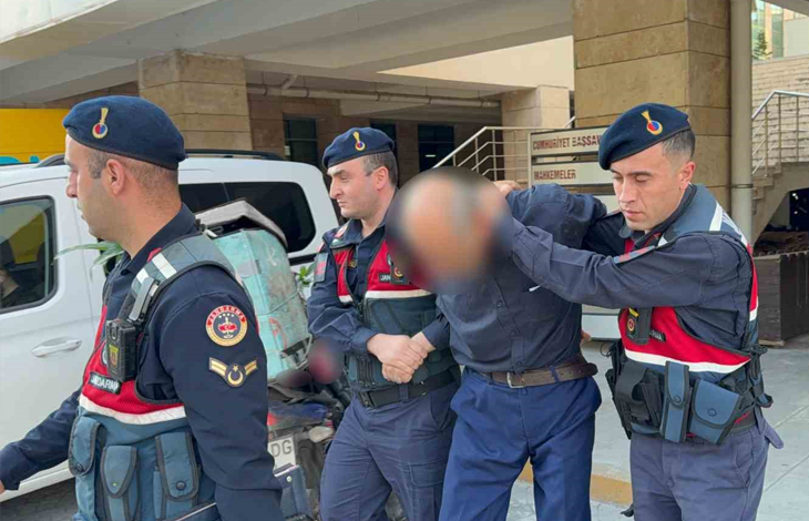 Instagram İçin Alternatif Metin: Görselin üst bölümünde, adliye binası önünde jandarma ekipleri tarafından kolları tutularak sevk edilen bir şüpheli yer alıyor. Mavi gömlek ve koyu renk pantolon giymiş olan şüphelinin yüzü mozaiklenerek gizlenmiş olup başı öne eğik vaziyettedir. Şüphelinin her iki yanında ve önünde, lacivert üniformalı, mavi bereli ve hücum yelekli jandarma personeli bulunuyor. Arka planda beyaz bir jandarma aracı, adliye binasının sütunları ile girişteki "CUMHURİYET BAŞSAVCILIĞI / MAHKEMELER" tabelası görülüyor.